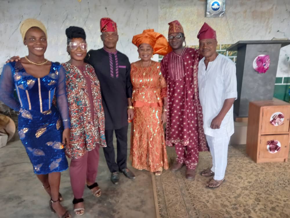 Moi with Pastor Abiodun Davies and members of RCCG, Jesus Court Assembly in Gberigbe, Ikorodu